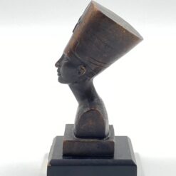 Bronzinė Nefertitės statula ant medinio postamento 6,5×6,5×13 cm