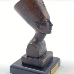 Bronzinė Nefertitės statula ant medinio postamento 6,5×6,5×13 cm