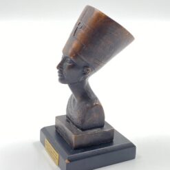 Bronzinė Nefertitės statula ant medinio postamento 6,5×6,5×13 cm