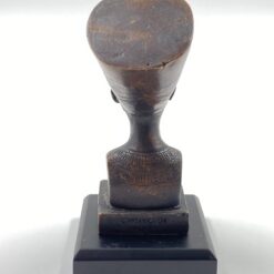 Bronzinė Nefertitės statula ant medinio postamento 6,5×6,5×13 cm