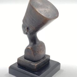 Bronzinė Nefertitės statula ant medinio postamento 6,5×6,5×13 cm