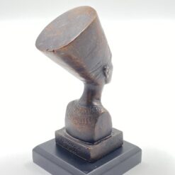 Bronzinė Nefertitės statula ant medinio postamento 6,5×6,5×13 cm