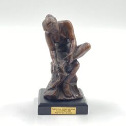 Bronzinė moters plaunančios kojas statula ant postamento 6,5×6,5×13 cm