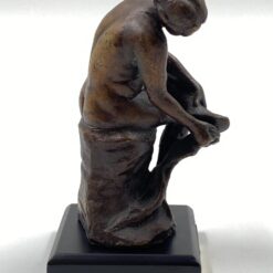 Bronzinė moters plaunančios kojas statula ant postamento 6,5×6,5×13 cm