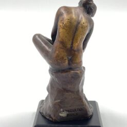 Bronzinė moters plaunančios kojas statula ant postamento 6,5×6,5×13 cm