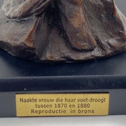 Bronzinė moters plaunančios kojas statula ant postamento 6,5×6,5×13 cm