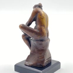 Bronzinė moters plaunančios kojas statula ant postamento 6,5×6,5×13 cm