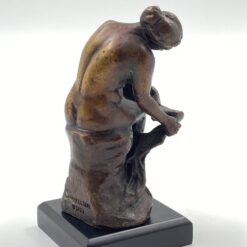 Bronzinė moters plaunančios kojas statula ant postamento 6,5×6,5×13 cm