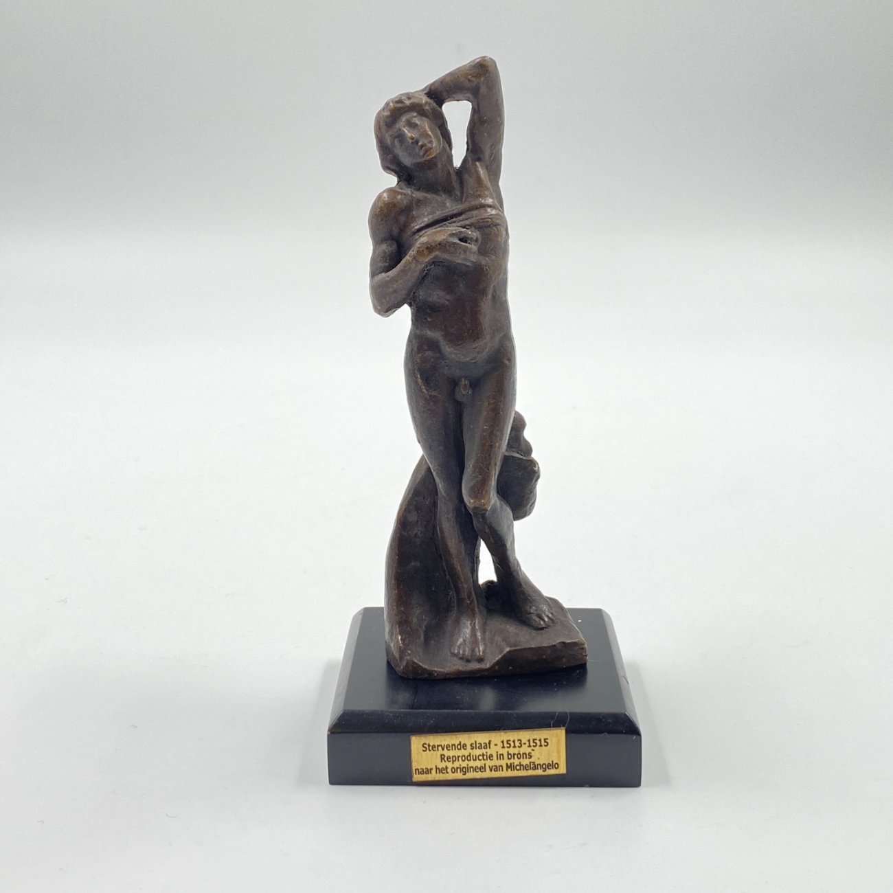 DK0041-kitokios-skulpturos-0 Bronzinė vyro su beždžione statula ant medinio postamento 6,5×6,5×14 cm