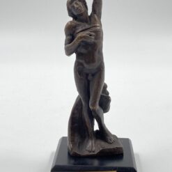 Bronzinė vyro su beždžione statula ant medinio postamento 6,5×6,5×14 cm