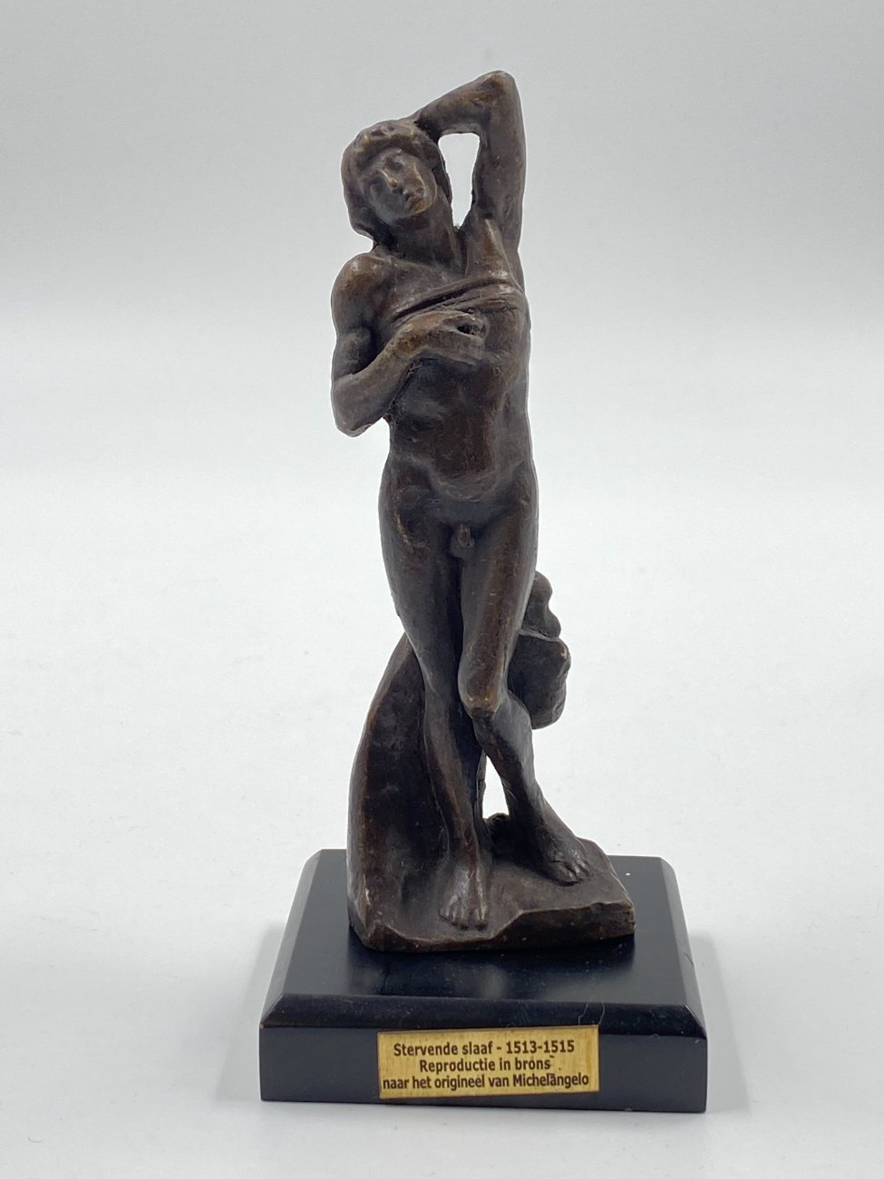 DK0041-kitokios-skulpturos-1 Bronzinė vyro su beždžione statula ant medinio postamento 6,5×6,5×14 cm