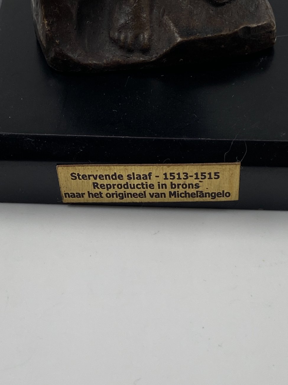 DK0041-kitokios-skulpturos-10 Bronzinė vyro su beždžione statula ant medinio postamento 6,5×6,5×14 cm