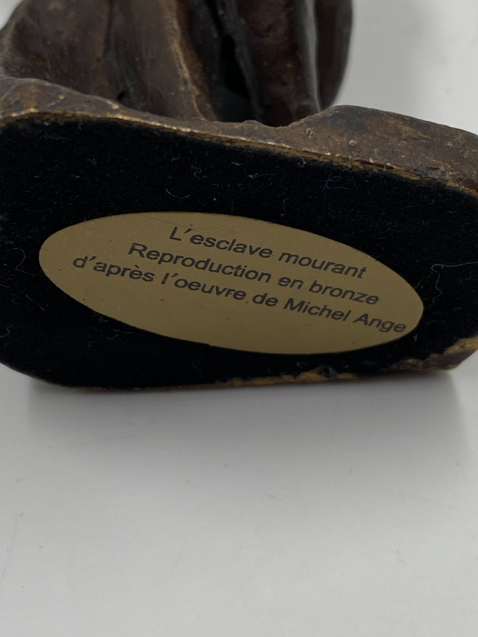 DK0041-kitokios-skulpturos-11 Bronzinė vyro su beždžione statula ant medinio postamento 6,5×6,5×14 cm