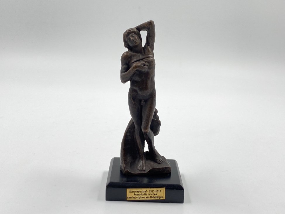 DK0041-kitokios-skulpturos-2 Bronzinė vyro su beždžione statula ant medinio postamento 6,5×6,5×14 cm