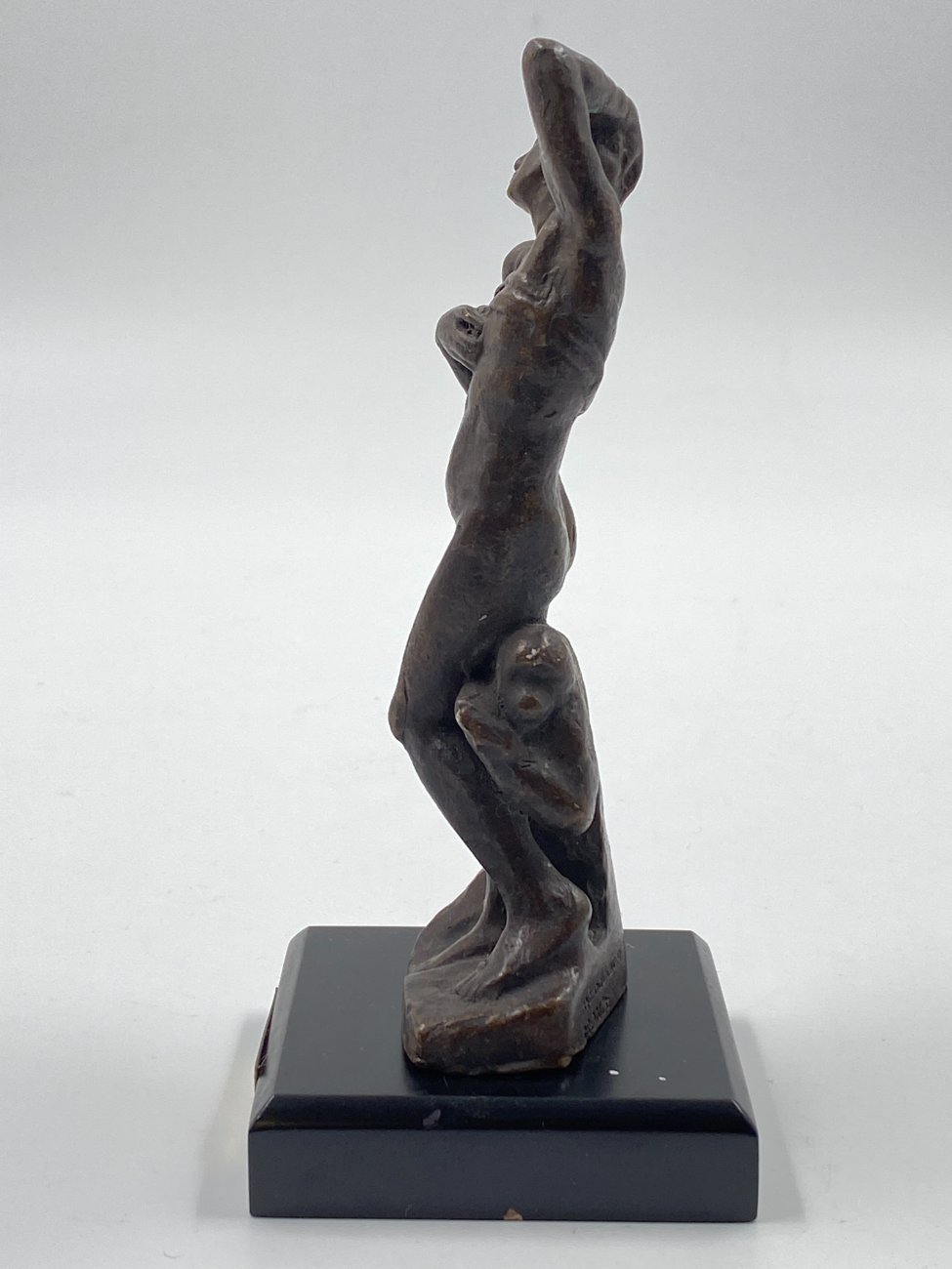 DK0041-kitokios-skulpturos-3 Bronzinė vyro su beždžione statula ant medinio postamento 6,5×6,5×14 cm