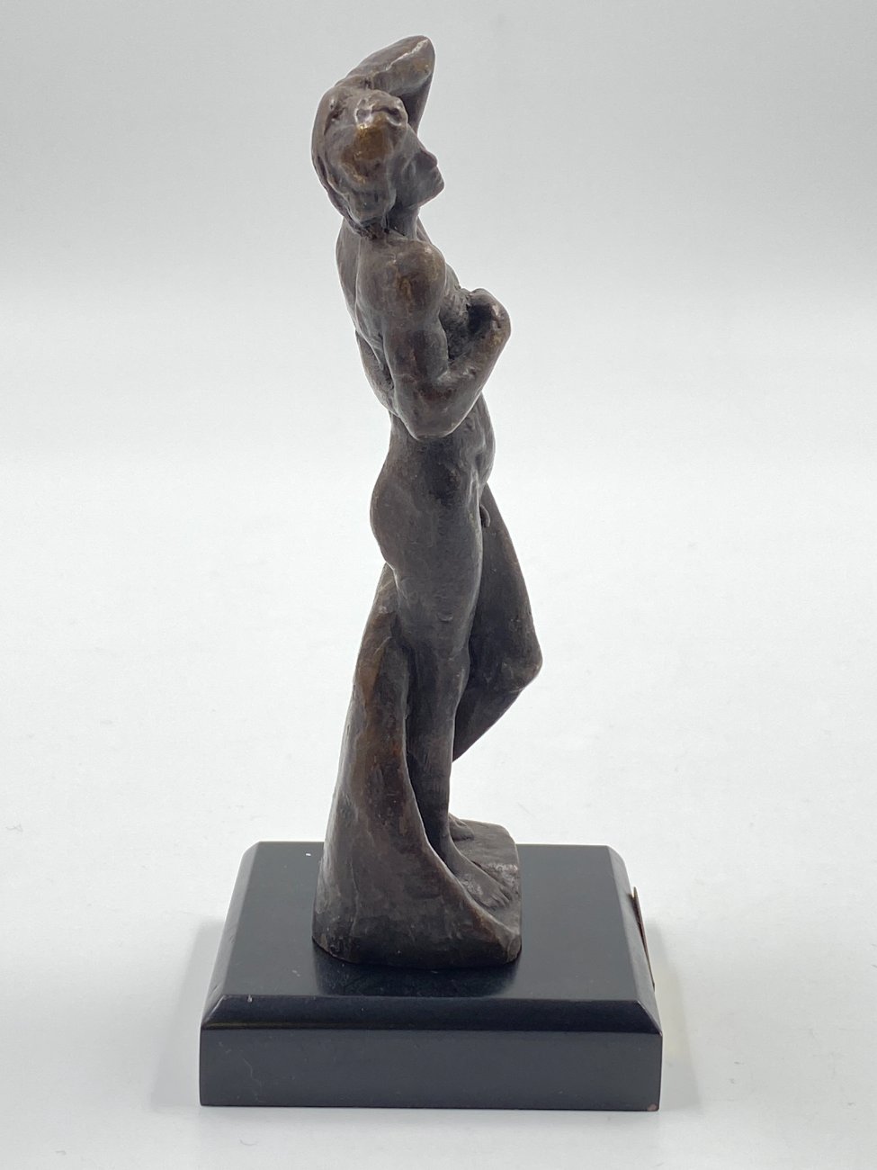 DK0041-kitokios-skulpturos-4 Bronzinė vyro su beždžione statula ant medinio postamento 6,5×6,5×14 cm