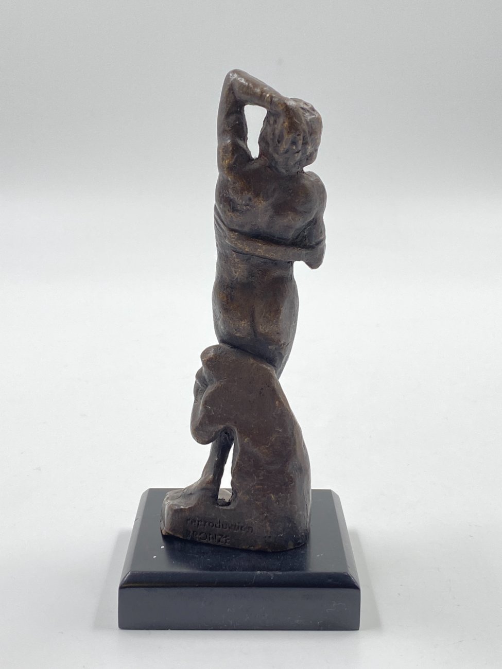 DK0041-kitokios-skulpturos-5 Bronzinė vyro su beždžione statula ant medinio postamento 6,5×6,5×14 cm