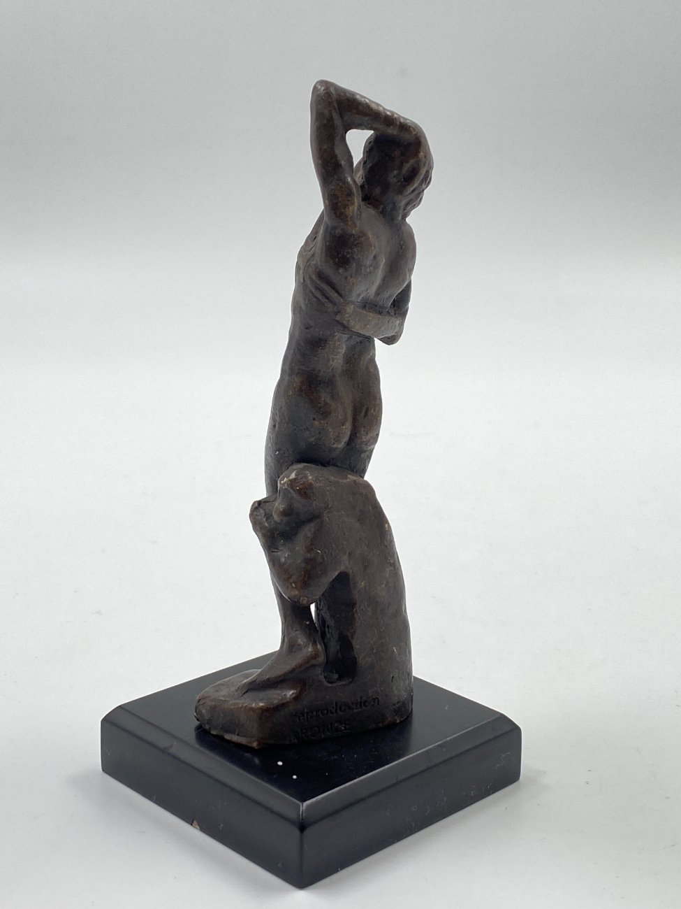 DK0041-kitokios-skulpturos-6 Bronzinė vyro su beždžione statula ant medinio postamento 6,5×6,5×14 cm