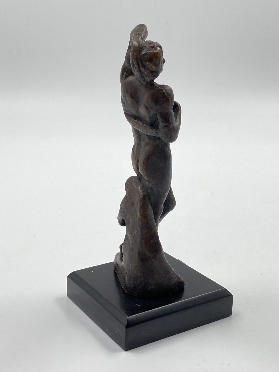 DK0041-kitokios-skulpturos-7 Bronzinė vyro su beždžione statula ant medinio postamento 6,5×6,5×14 cm