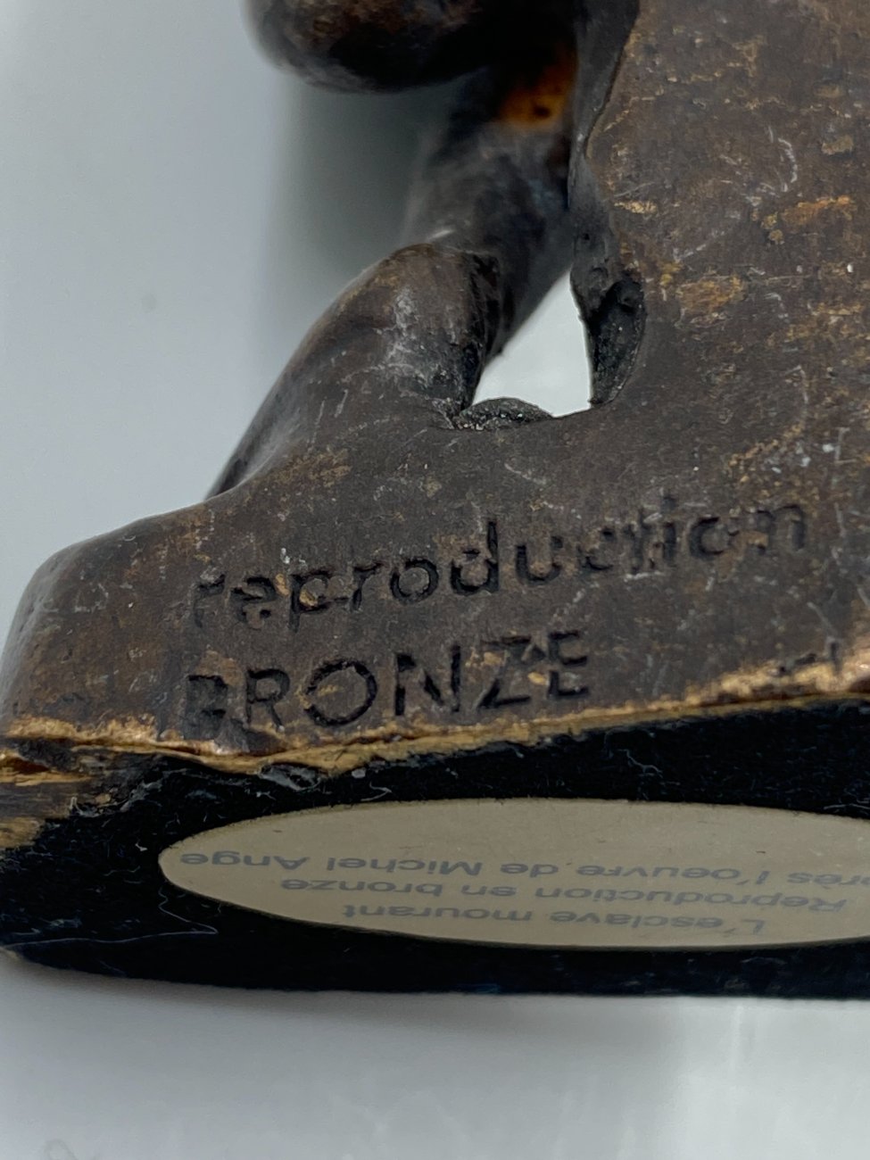 DK0041-kitokios-skulpturos-8 Bronzinė vyro su beždžione statula ant medinio postamento 6,5×6,5×14 cm