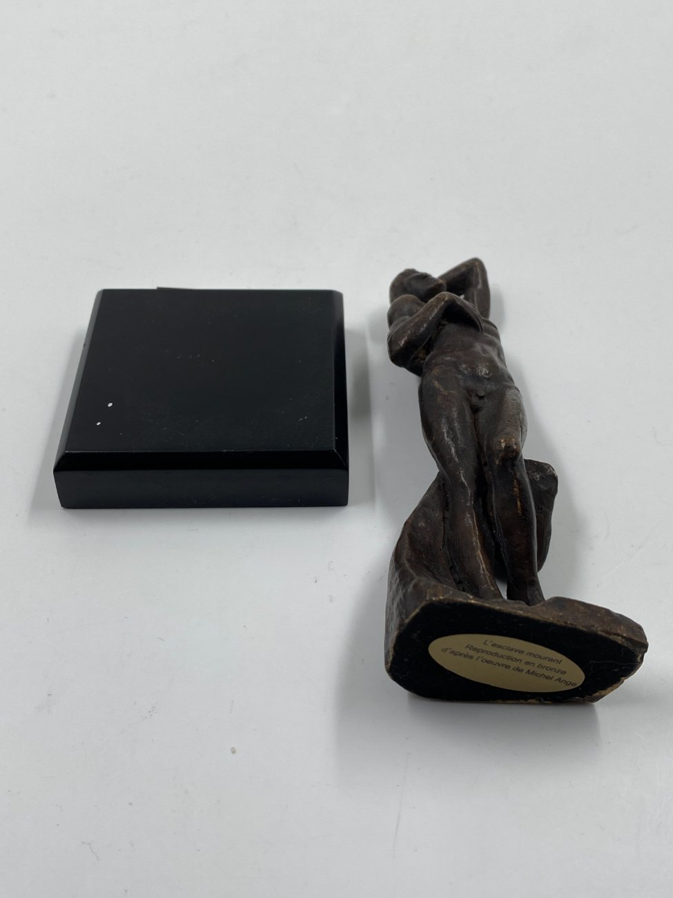 DK0041-kitokios-skulpturos-9 Bronzinė vyro su beždžione statula ant medinio postamento 6,5×6,5×14 cm