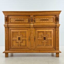 Ąžuolinė senovinė komoda su raižiniais ir keturiomis durimis 59x147x117 cm