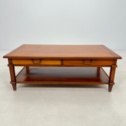 Klasikinio stiliaus riešutmedžio staliukas su lentynėle ir dvipusiais stalčiais 70x130x47 cm