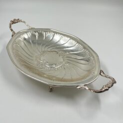 Sidabruoto metalo indas ant kojelių, su rankenomis 24,5x43x9 cm