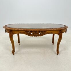 Rokoko stiliaus ąžuolinis staliukas su ratano ir stiklo stalviršiumi 62x120x50 cm