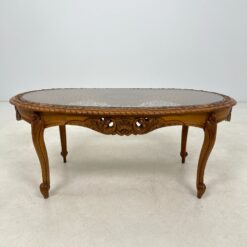 Rokoko stiliaus ąžuolinis staliukas su ratano ir stiklo stalviršiumi 62x120x50 cm