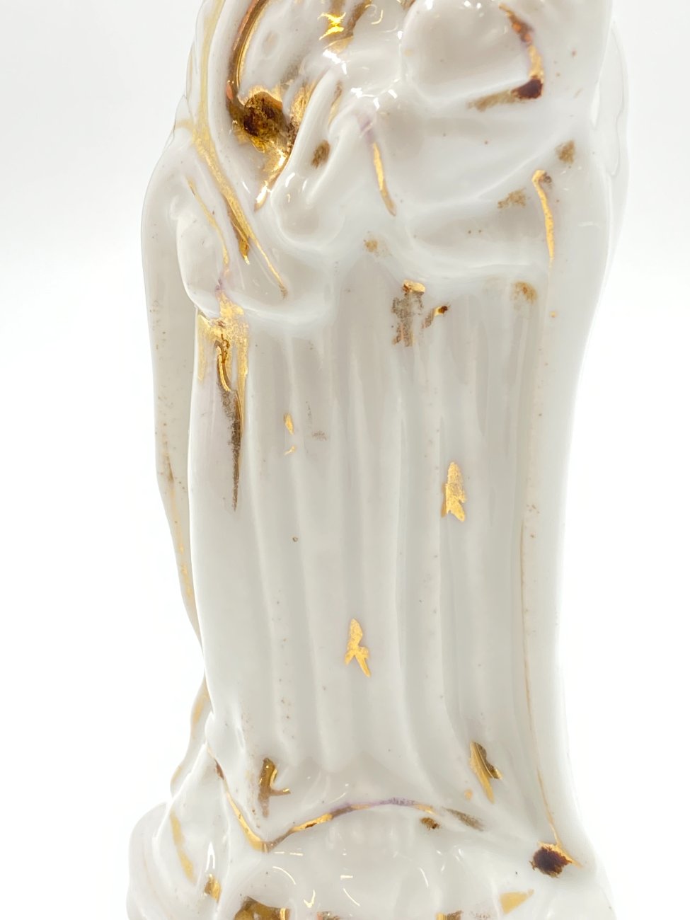 DK0100-religines-skulpturos-ir-paveikslai-10 Porcelianinė Švč. Mergelės Marijos su Kūdikėliu Jėzumi statula 7x9x20 cm