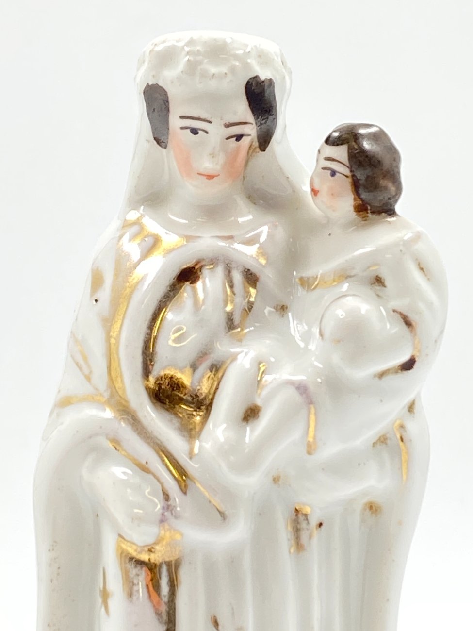 DK0100-religines-skulpturos-ir-paveikslai-5 Porcelianinė Švč. Mergelės Marijos su Kūdikėliu Jėzumi statula 7x9x20 cm