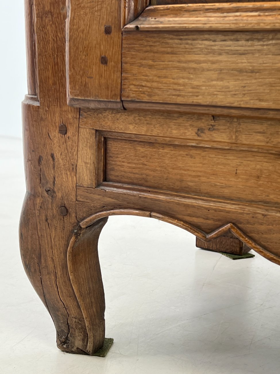 DK0102-spintos-8 Senovinė ąžuolinė dviejų durų spinta 69x161x219 cm