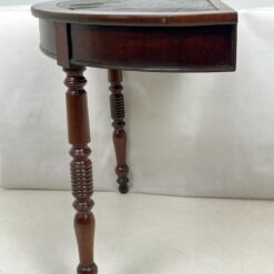 Raudonmedžio konsolė su eko odos stalviršiumi 48x109x71 cm