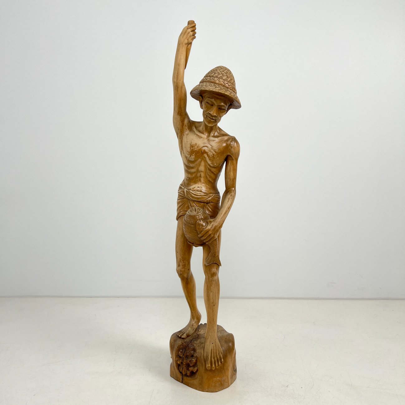 DK0116-kitokios-skulpturos-0 Rytietiška medinė žvejo statula 24x26x126 cm