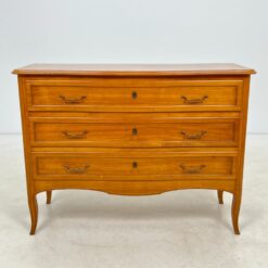Trijų stalčių riešutmedžio komoda 45x115x85 cm
