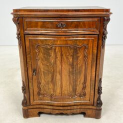 Drožinėta riešutmedžio vienų durų ir vieno stalčiaus komoda 45x65x85 cm