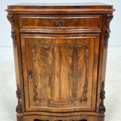 Drožinėta riešutmedžio vienų durų ir vieno stalčiaus komoda 45x65x85 cm