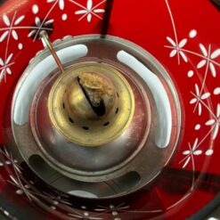 Metalinė žibalinė lempa su raudonu stiklu ir metaline rankena 16x16x20 cm