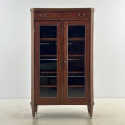 Bydermejerio stiliaus raudonmedžio indauja, inkrustuota žalvariu 39x91x151 cm