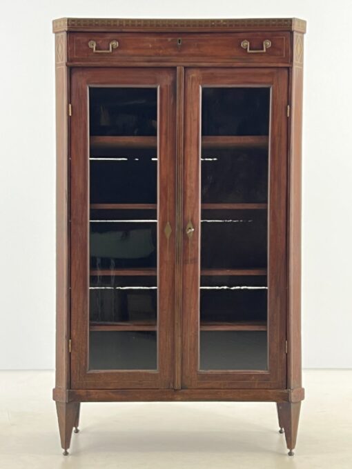 Bydermejerio stiliaus raudonmedžio vitrina, inkrustuota žalvariu 39x91x151 cm