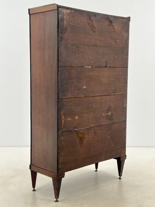 Bydermejerio stiliaus raudonmedžio vitrina, inkrustuota žalvariu 39x91x151 cm