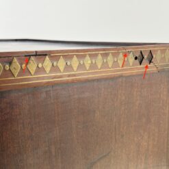 Bydermejerio stiliaus raudonmedžio vitrina, inkrustuota žalvariu 39x91x151 cm