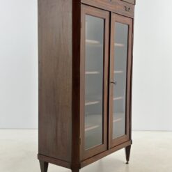 Bydermejerio stiliaus raudonmedžio vitrina, inkrustuota žalvariu 39x91x151 cm