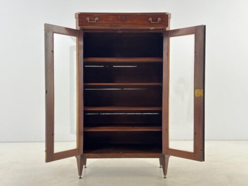 Bydermejerio stiliaus raudonmedžio vitrina, inkrustuota žalvariu 39x91x151 cm