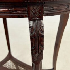 Senovinis drožinėtas raudonmedžio staliukas 50x67x75 cm