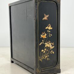 Rytietiška komoda su žalvario ir akmens dekoracijomis 40x87x99,5 cm