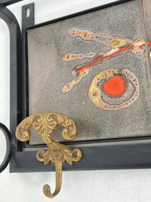 Vintažinė metalinė sieninė kabykla su keramikinėmis plytelėmis 24x70x26 cm