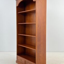 Pastatoma riešutmedžio knygų lentyna 35,5x100x189 cm