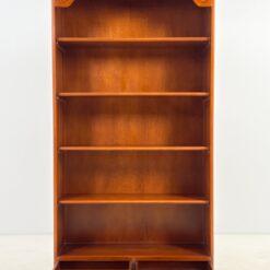 Pastatoma riešutmedžio knygų lentyna 35,5x100x189 cm